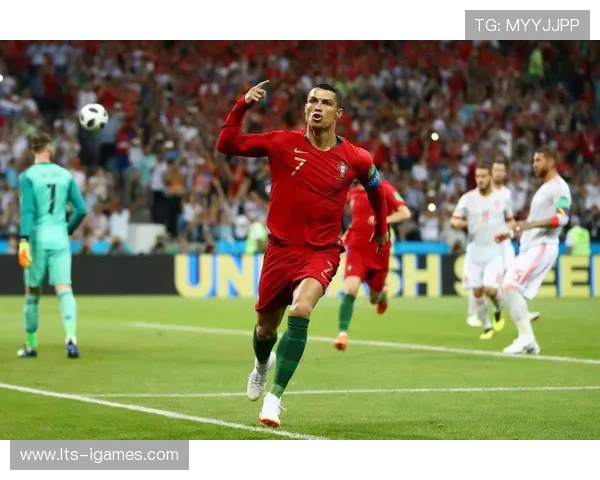 葡萄牙主场大胜，看台小球迷举牌“C罗，我们永远支持你”