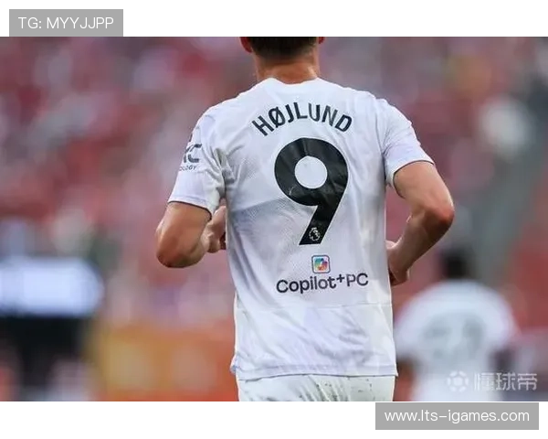 霍伊伦头球破门后冲向角旗区,与队友相拥庆祝关键进球